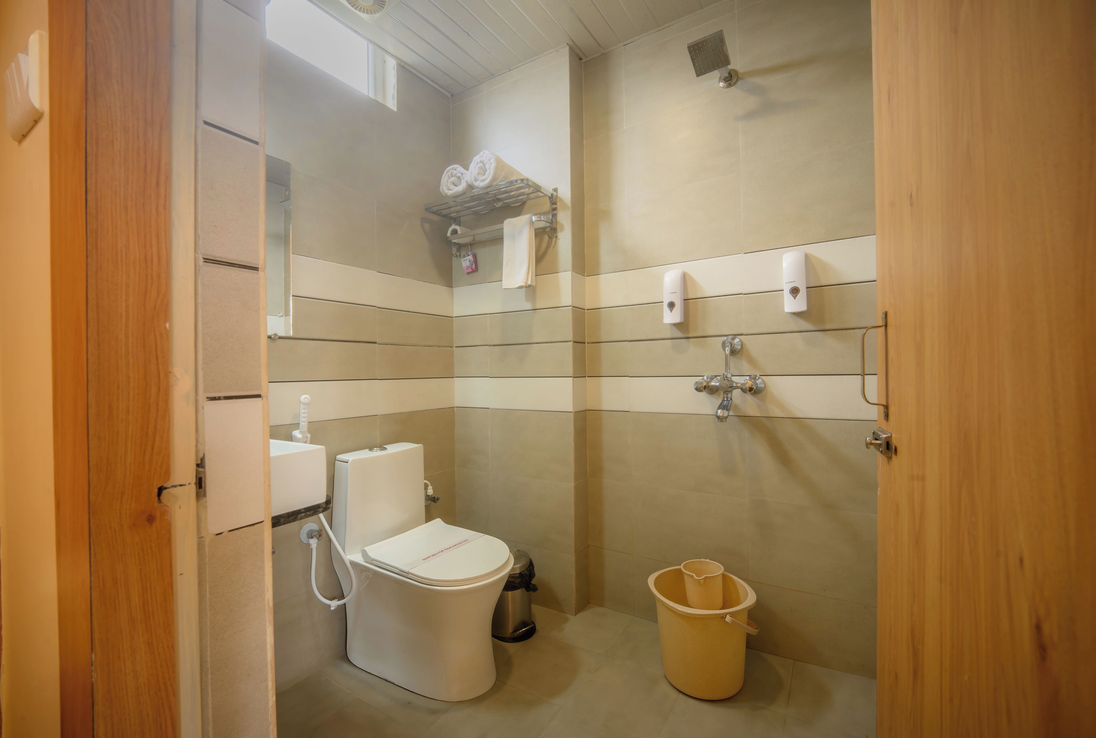  Standard Room | Bagno | Doccia, asciugamani, sapone, shampoo