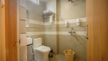 Standard Room | Bagno | Doccia, asciugamani, sapone, shampoo