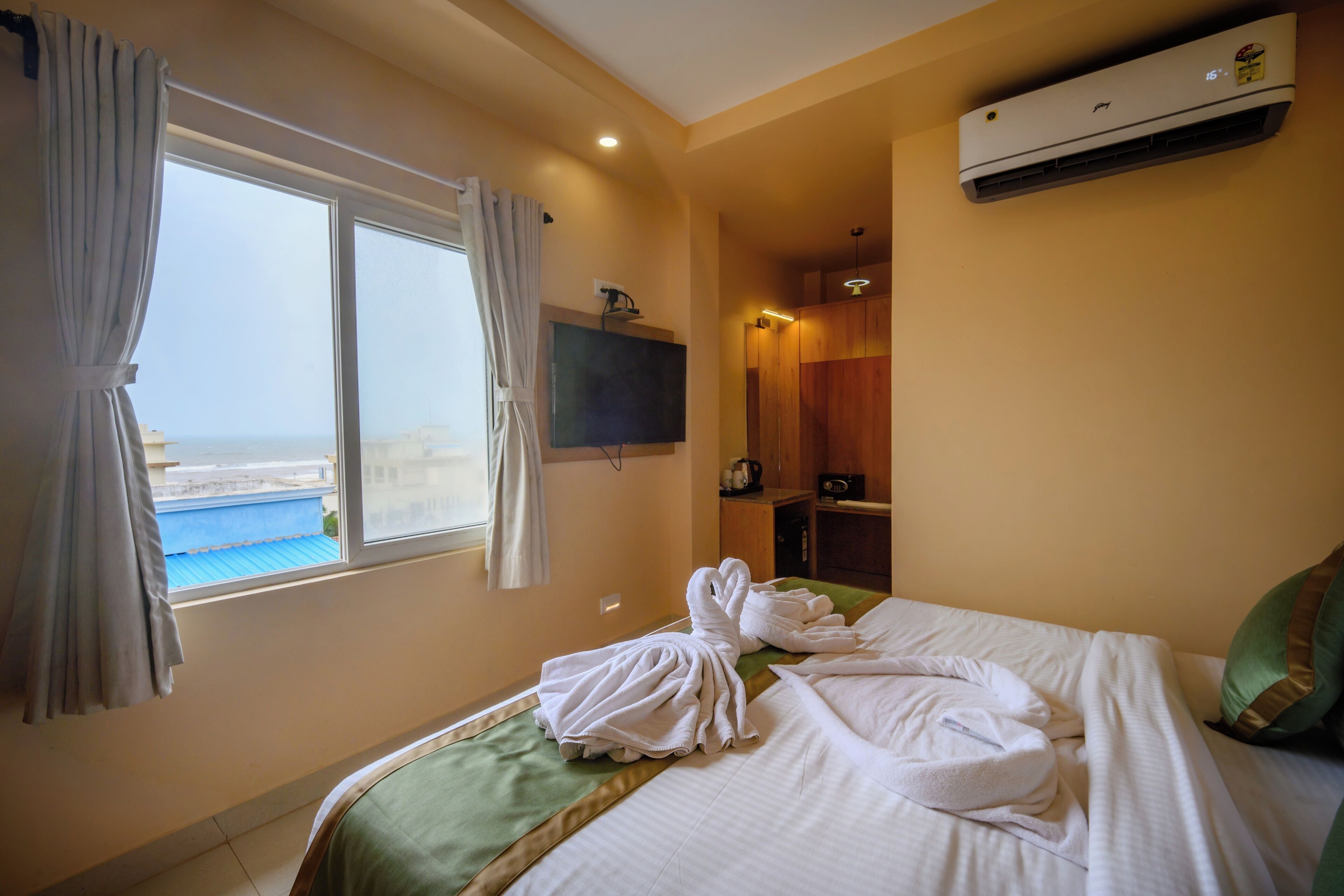Superior Room | Laptop workspace, WiFi (free), bed sheets