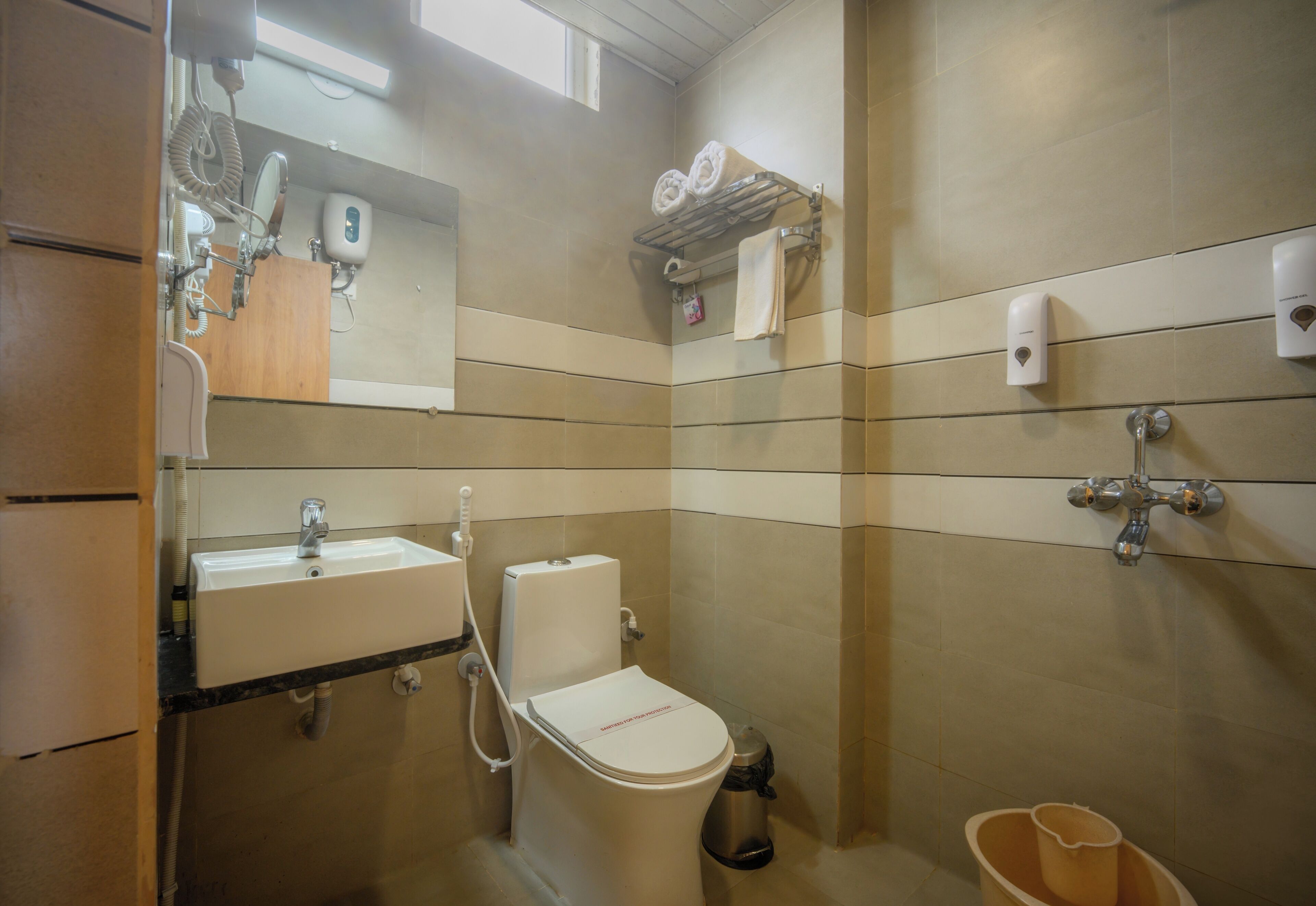 Superior Room | Bathroom | Shower, towels, soap, shampoo