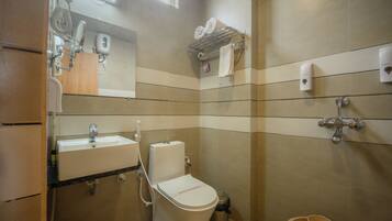 Superior Room | Bathroom | Shower, towels, soap, shampoo