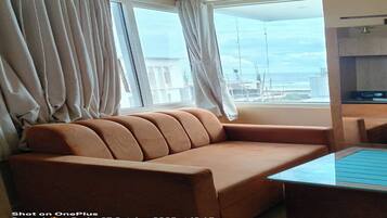 Deluxe-rum | Vardagsrum | 33-tums platt-tv med kabelkanaler