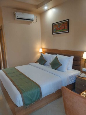 Habitación Deluxe | Espacio para trabajar con un portátil, wifi gratis, ropa de cama