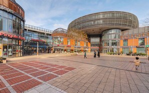 Un centre commercial abritant divers magasins, dont une pharmacie et une galerie d’art.