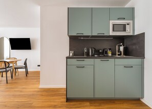 Comfort Suite with Sofa Bed | Cuisine privée | Cafétière à espresso, bouilloire électrique