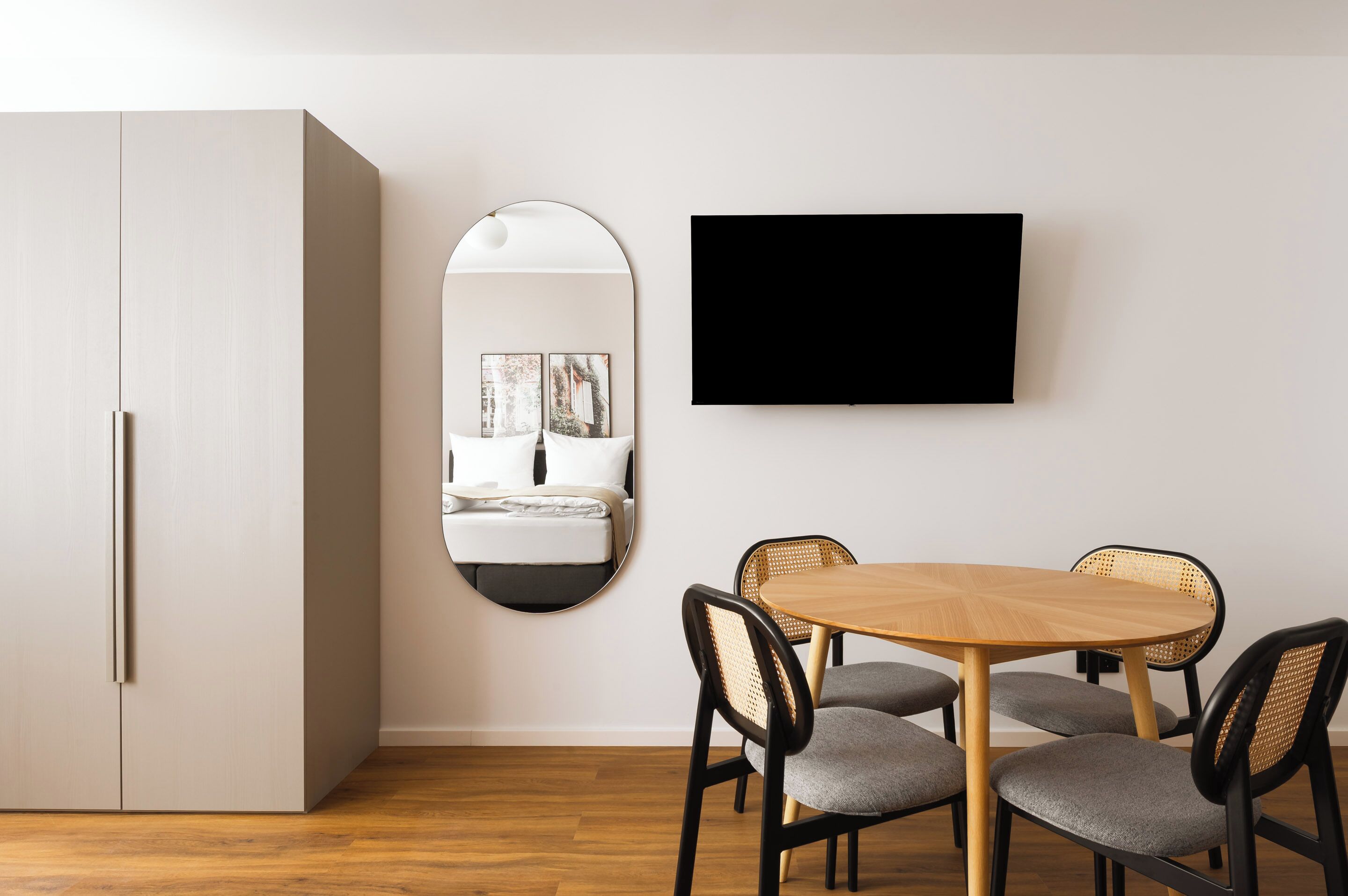Comfort Suite with Sofa Bed | Individueel gedecoreerd, individueel gemeubileerd, een bureau