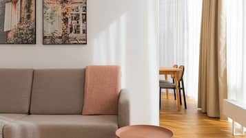 Family Suite with Sofa Bed | Vardagsrum | 50-tums platt-tv med kabelkanaler