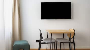 Suite - Wheelchair Accessible | Individuelt dekorert, individuelt innredet og skrivebord