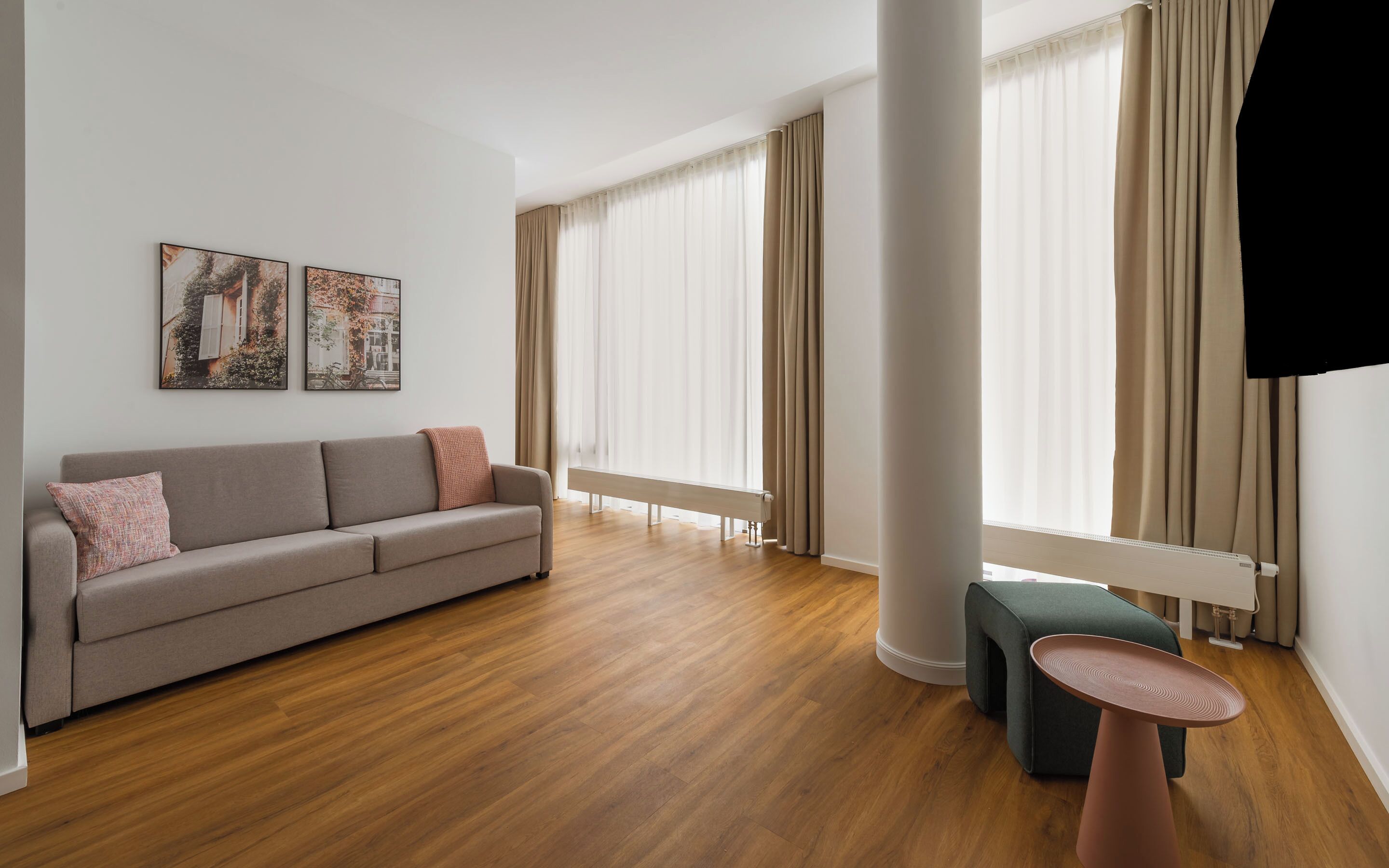 Family Suite with Sofa Bed | 客廳 | 50 吋平面電視連有線電視頻道