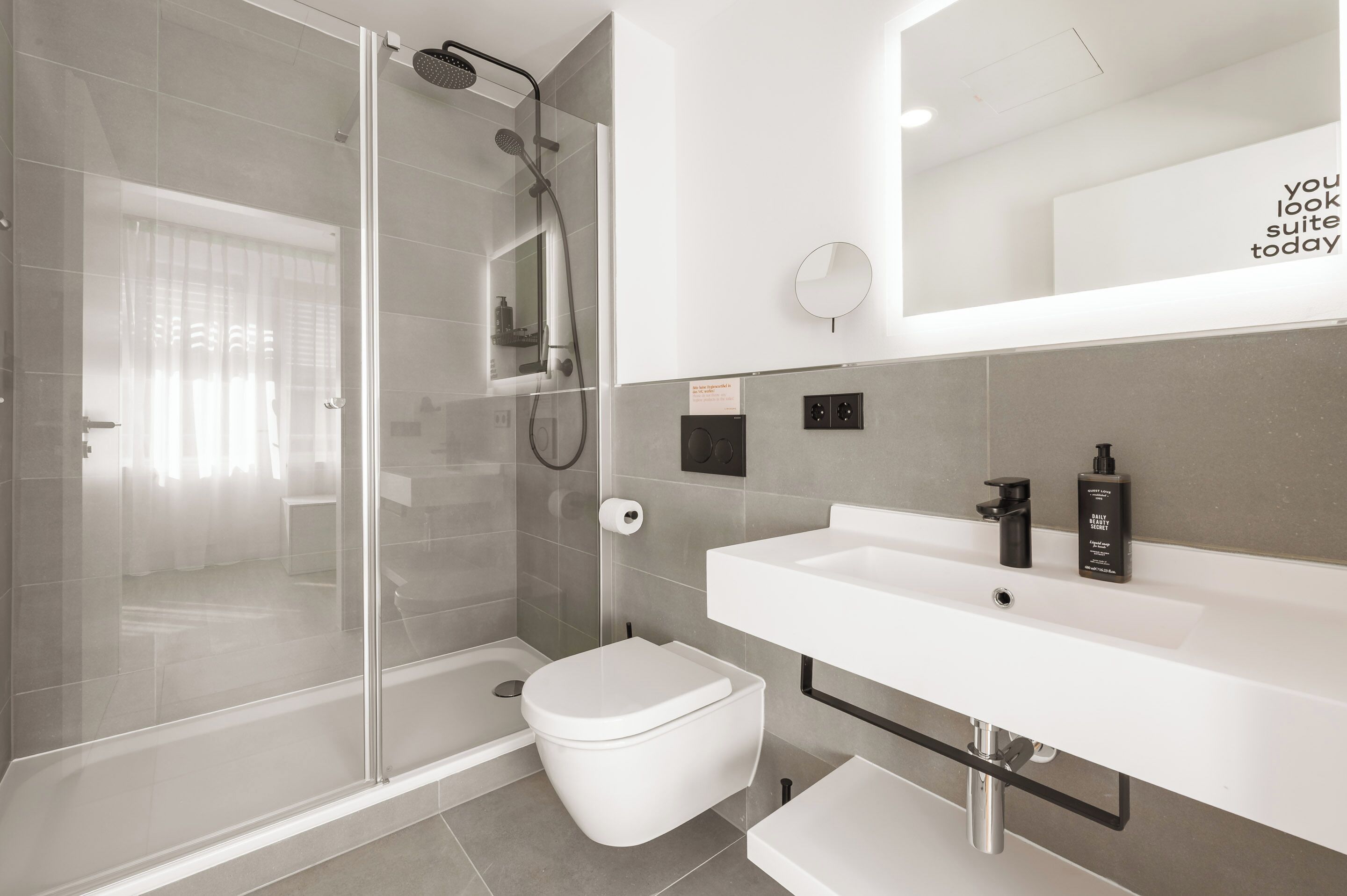 Family Suite with Sofa Bed | 浴室 | 淋浴設備、免費梳洗用品、風筒、提供毛巾