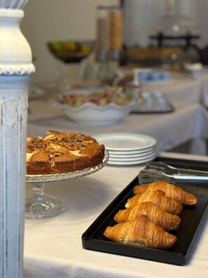 Daily continental breakfast (EUR 10 per person)