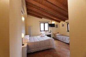 Phòng 3 | Két bảo mật tại phòng, bàn, màn/rèm cản sáng, phòng cách âm 