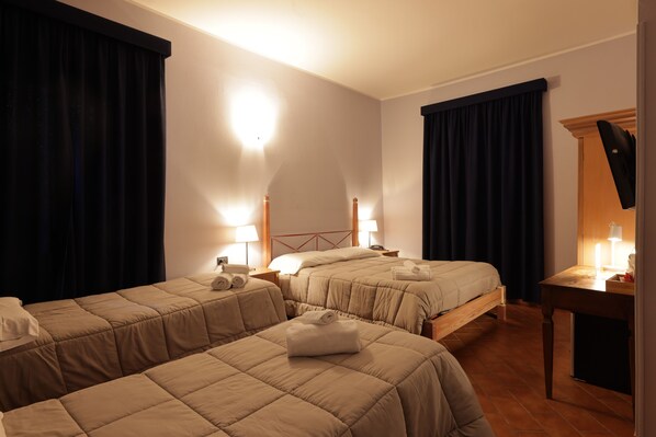Una habitación de hotel con dos camas, un escritorio y una silla.
