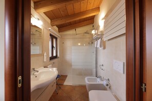 Triple Room | Bathroom | Shower, free toiletries, hair dryer, towels