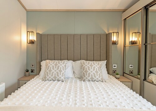 Premium 4-bedroom Holiday Home sleeps 8 Pet Friend