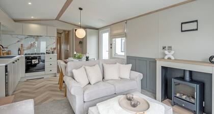 Premium 4-bedroom Holiday Home sleeps 8