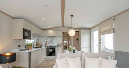 Premium 4-bedroom Holiday Home sleeps 8