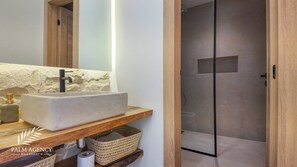 Secadora de cabello, toallas, jabón, papel de baño 