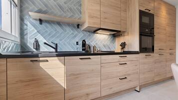 Een koelkast, een microgolfoven, een oven, een kookplaat