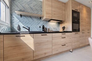 Kühlschrank, Mikrowelle, Ofen, Herdplatte