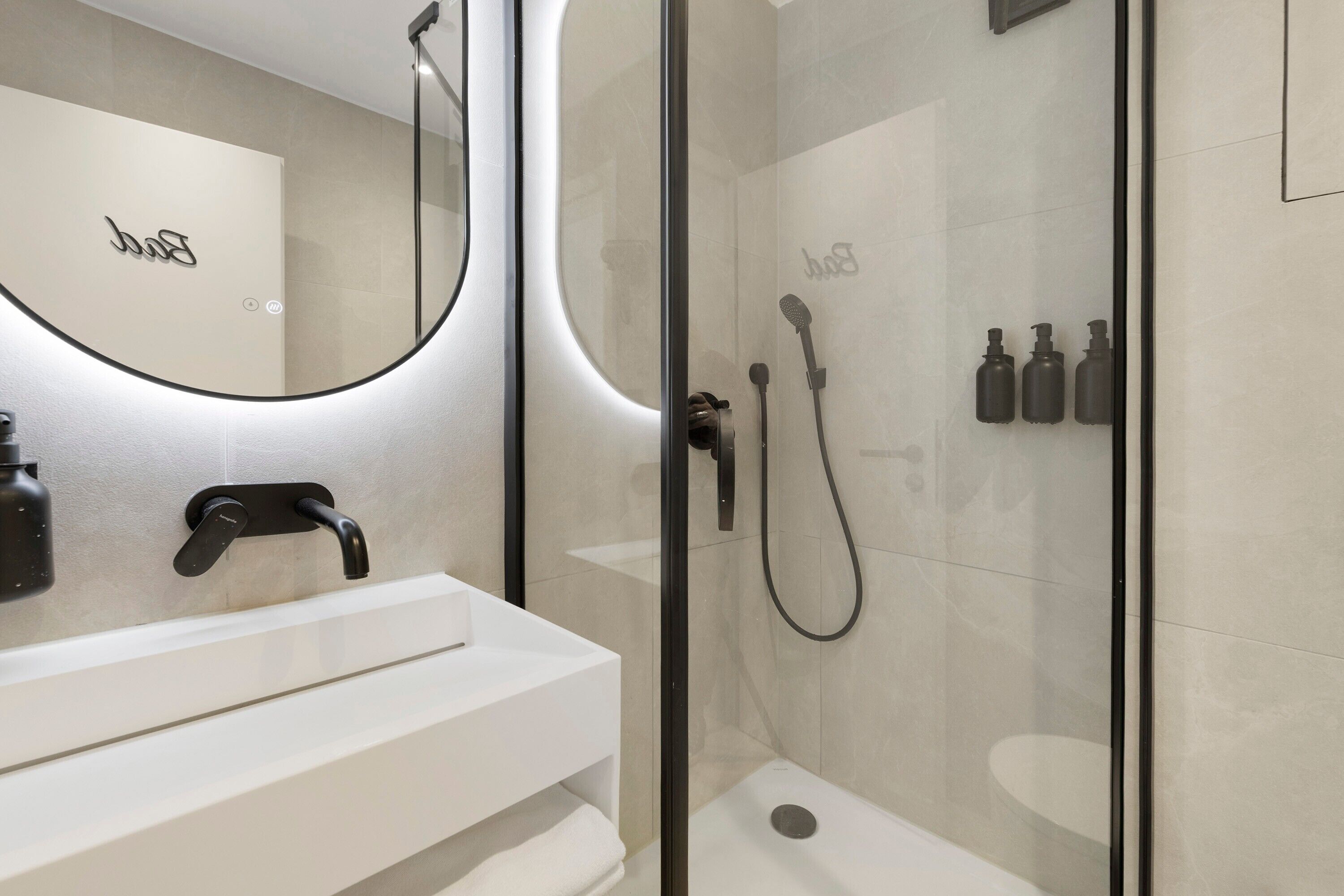 Dusche, Haartrockner, Handtücher