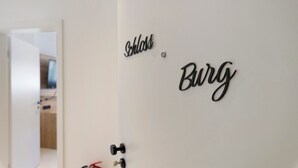 Una porta con le scritte 'Schloss' e 'Burg', che indica un luogo all'interno di un castello o edificio storico.
