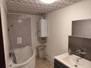 Haartrockner, Handtücher, Toilettenpapier