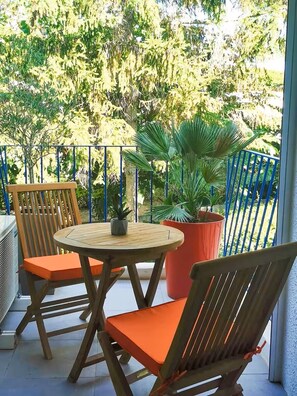 Outdoor dining - Studio 2 pers air-conditioned 600m from the beach with private parking and terrace (La Grande-Motte)
