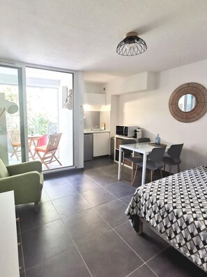 Interior - Studio 2 pers air-conditioned 600m from the beach with private parking and terrace (La Grande-Motte)