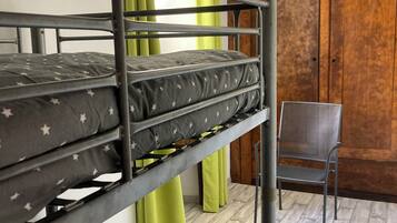 2 bedrooms, iron/ironing board, WiFi