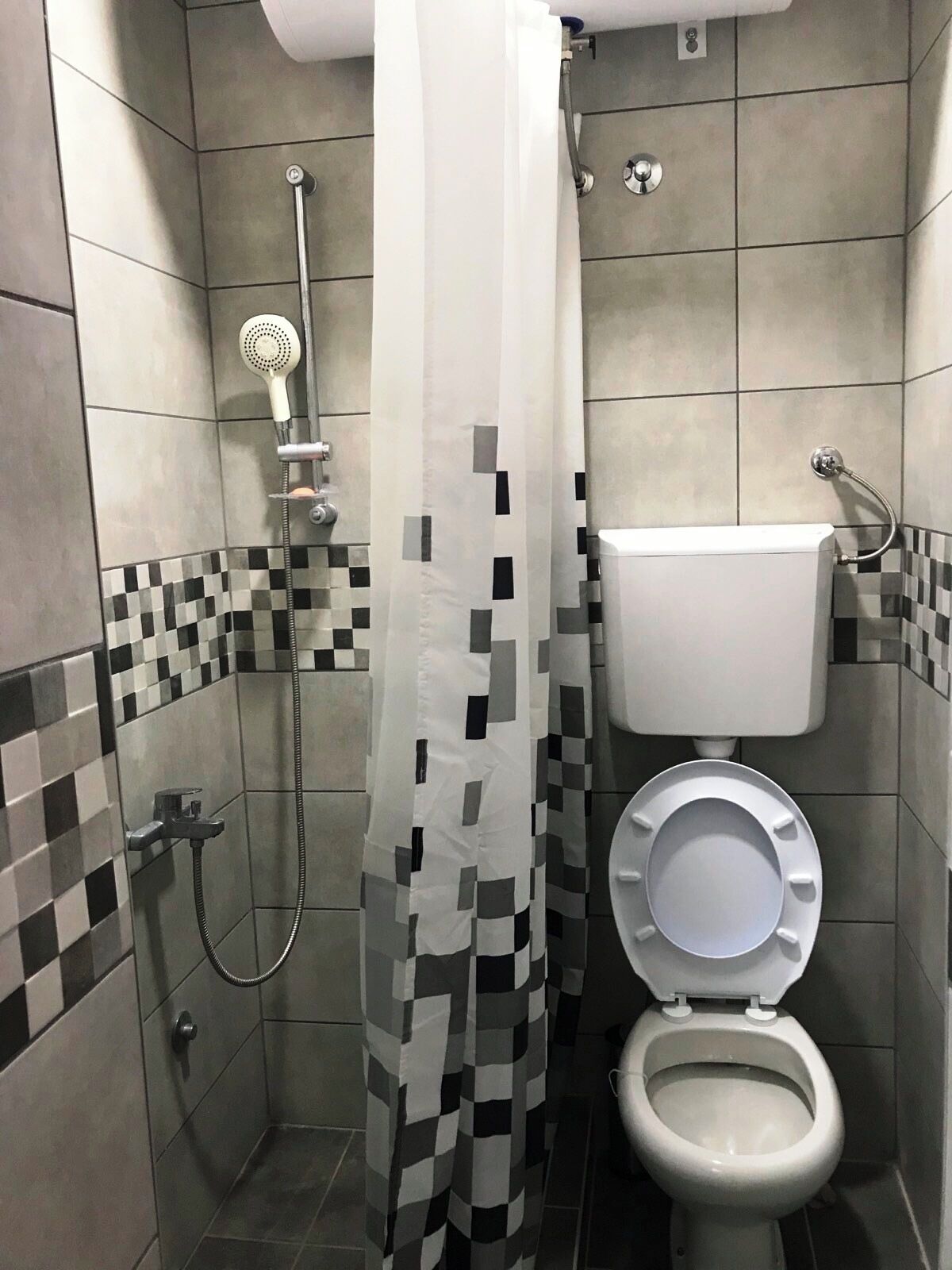 Chuveiro, secador de cabelo, toalhas de banho, sabonete