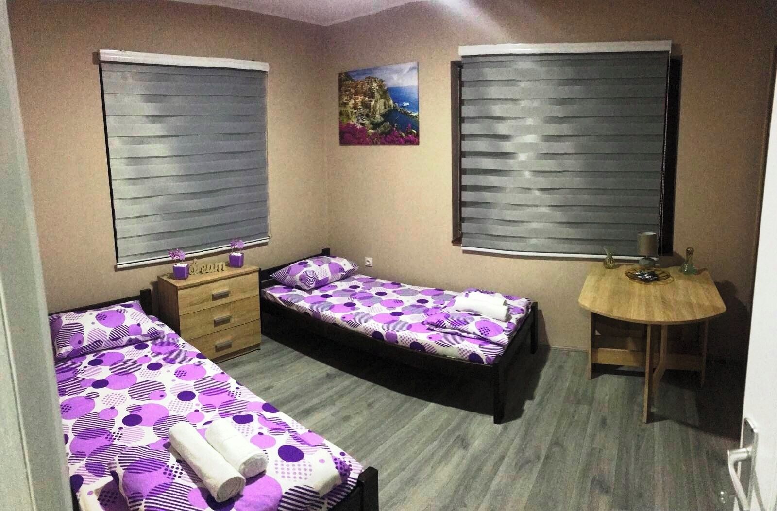 1 dormitorio, tabla de planchar con plancha, wifi y ropa de cama