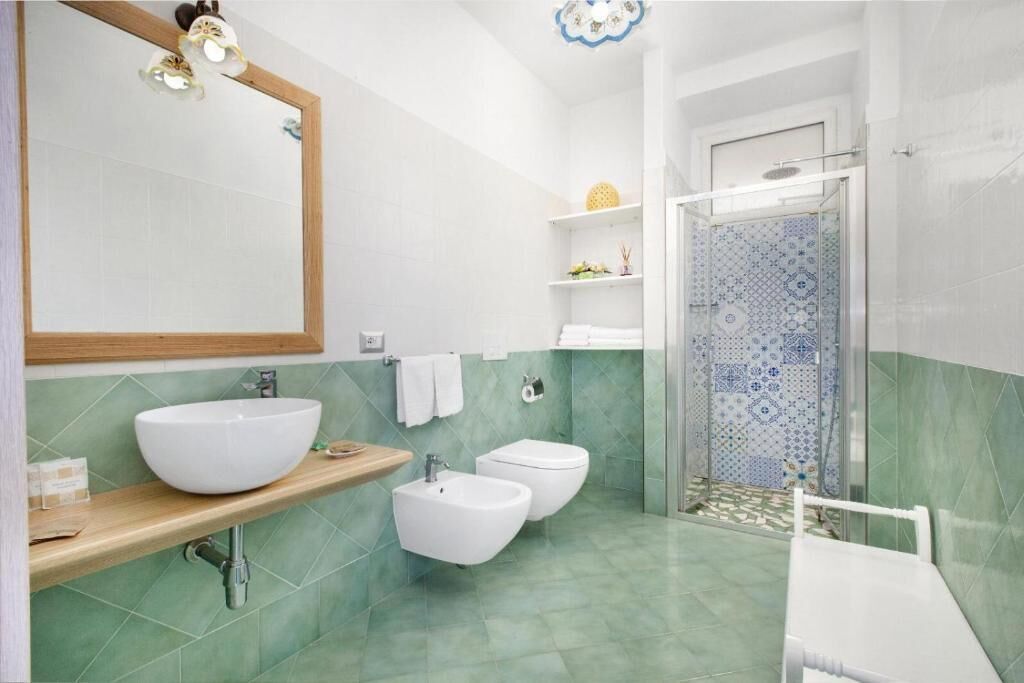 Junior-Studiosuite | Badezimmer | Dusche, Haartrockner, Handtücher, Seife