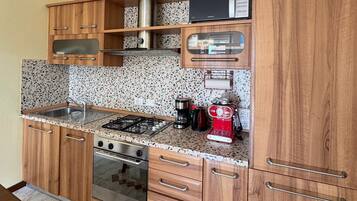 Kühlschrank, Mikrowelle, Ofen, Herdplatte