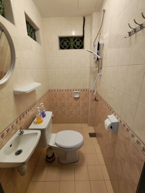 Shower, hair dryer, towels - Heeren Street Hotel at Jonker Walk Melaka (Malacca City)