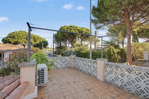 A patio with a tiled floor, a decorative fence, and a utility meter. - Holiday Home 'Rocamar' with Mountain View, Private Terrace and Air Conditioning (L'Escala)
