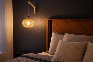 1 quarto, escrivaninha, ferros/tábuas de passar roupa, berço de viagem