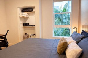 1 slaapkamer, een bureau, een strijkplank/strijkijzer, reisbedje