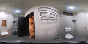 Een douche, gratis toiletartikelen, handdoeken, zeep