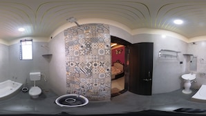 Un bagno con doccia a semicircolo, un water, un lavandino e una vasca da bagno.