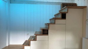 Una moderna scala con gradini in legno e un design minimalista.