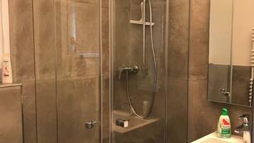 Douche, sèche-cheveux, serviettes fournies, papier toilette