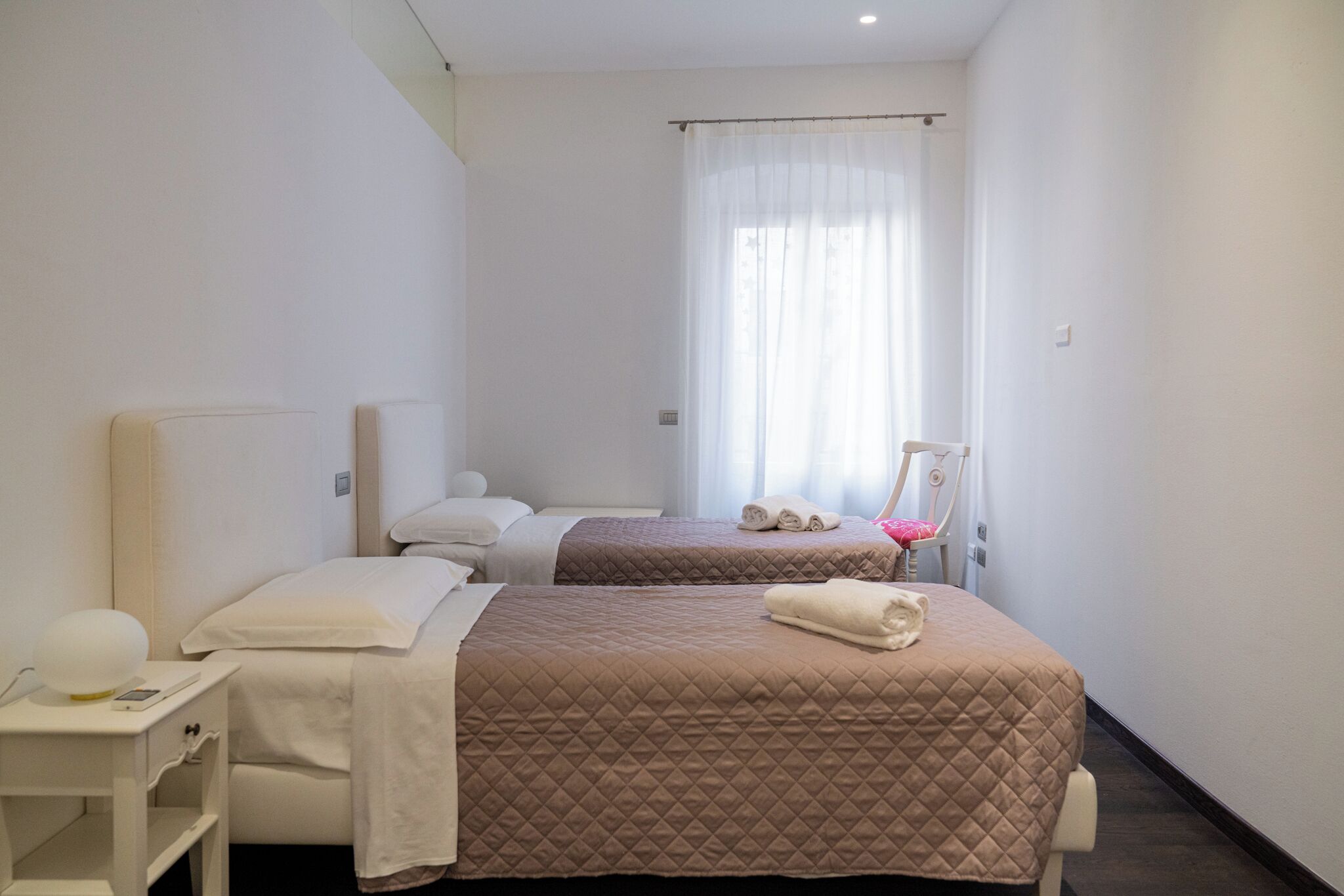 Caja de seguridad en la habitación y tabla de planchar con plancha 