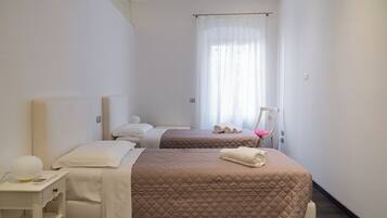 Caja de seguridad en la habitación y tabla de planchar con plancha