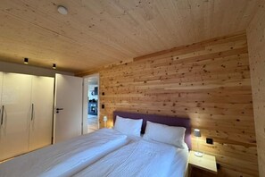 2 habitaciones, tabla de planchar con plancha y cuna de viaje 