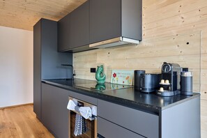 Frigorífico, horno, placa de cocina y lavavajillas
