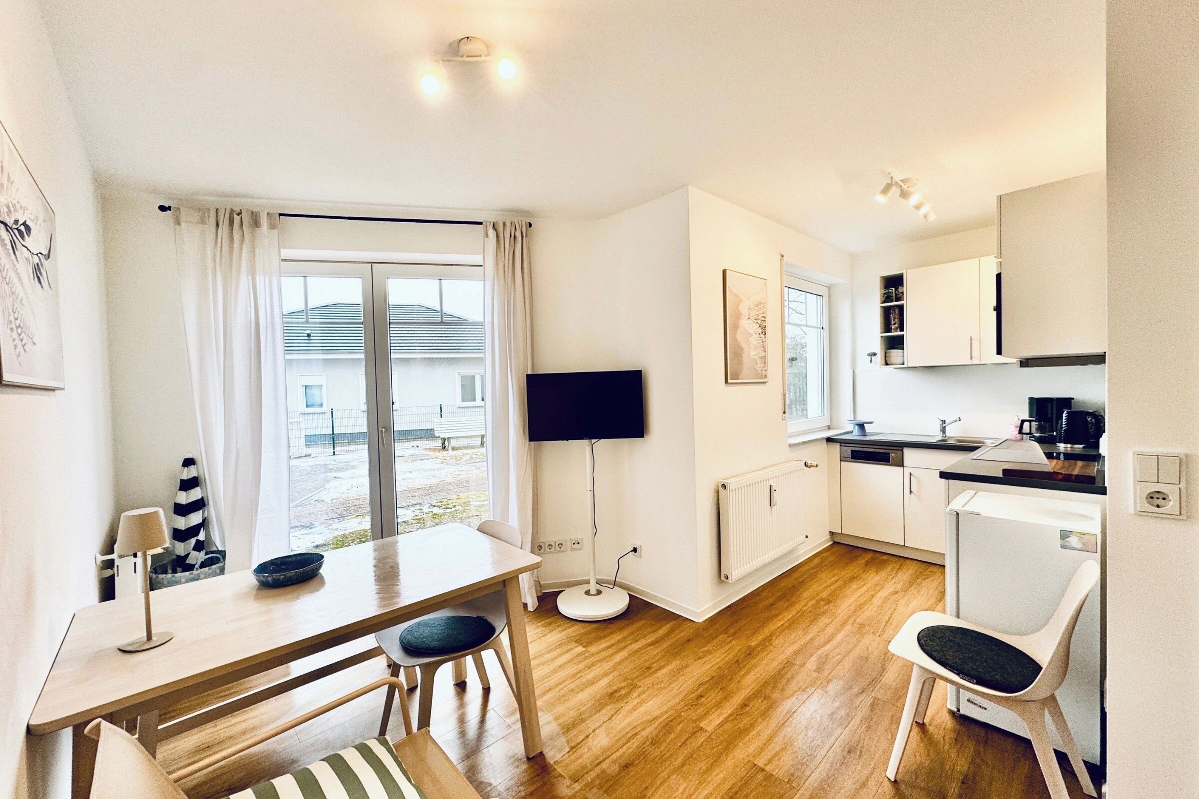 Wohnbereich mit Essplatz und Küchenzeile