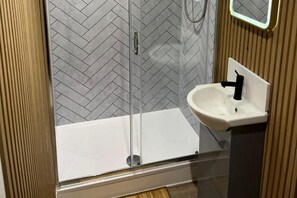 Shower, hair dryer, towels - Main Door Flat With Private Garden City Center (Edinburgh)