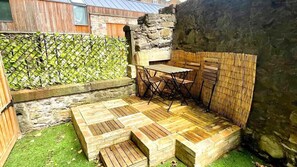 Outdoor dining - Main Door Flat With Private Garden City Center (Edinburgh)