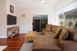 TV - Golden Townhouse at the Gardens - Stylish three bedroom townhouse in central Albury (Albury)